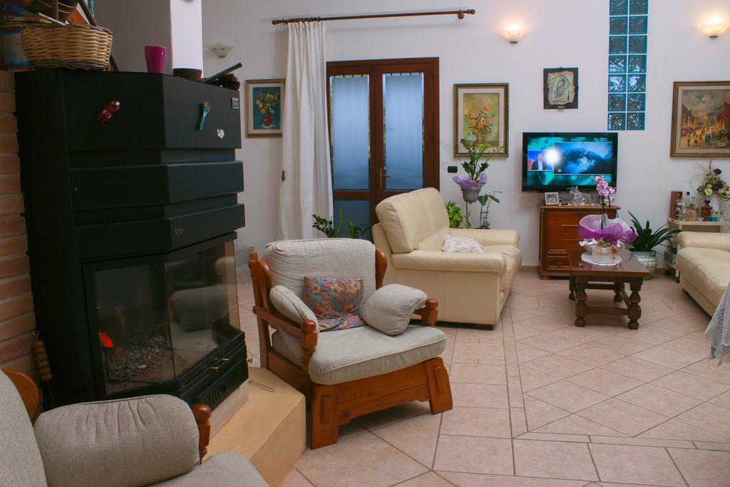 Il Vecchioliveto Di Ornella Bed and Breakfast Marrùbiu Δωμάτιο φωτογραφία
