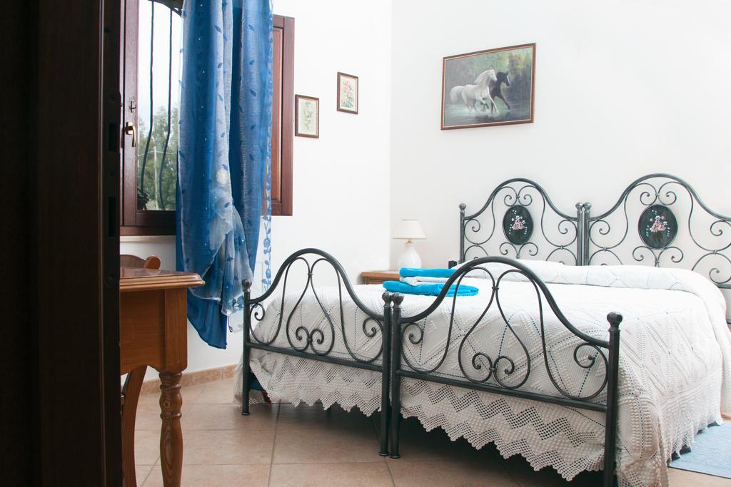 Il Vecchioliveto Di Ornella Bed and Breakfast Marrùbiu Δωμάτιο φωτογραφία